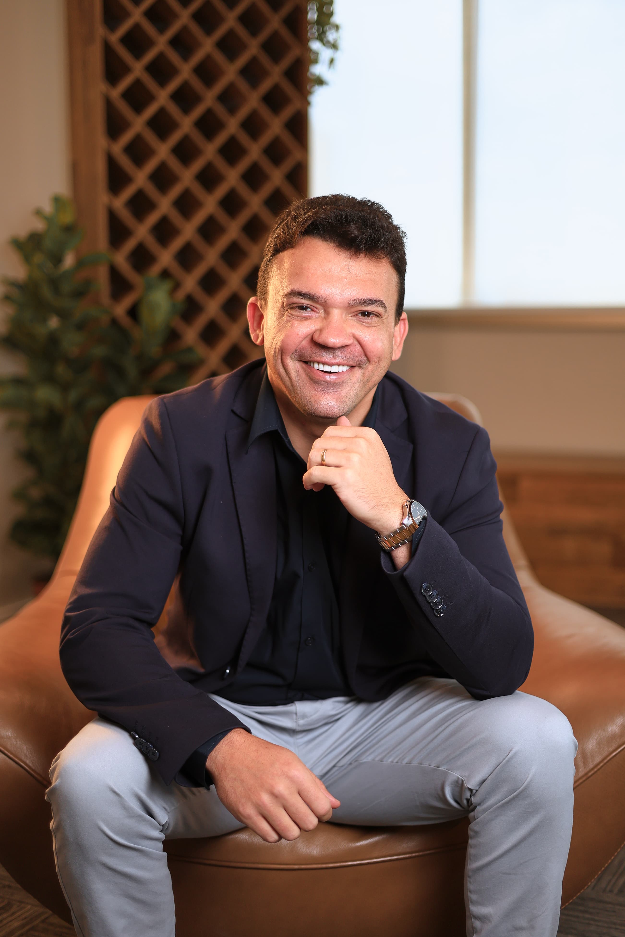 Dr. Alberto Carlos sentado em ambiente profissional